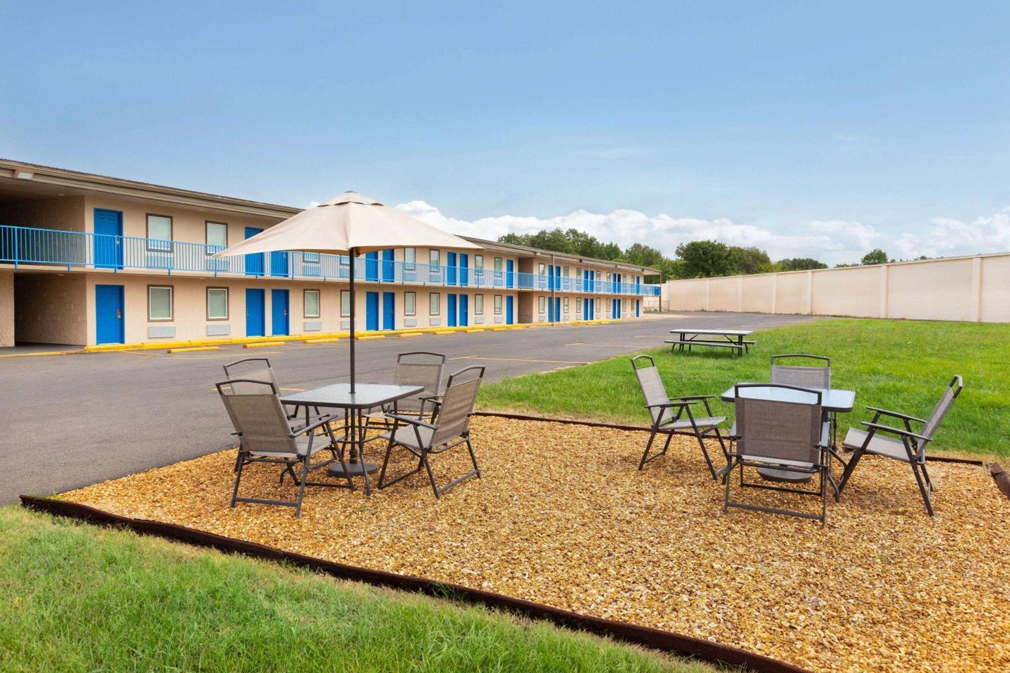 Hotel Super 8 By Wyndham I-24 Exit 4 2*